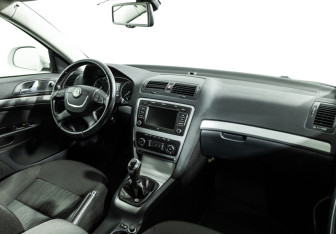 Подержанный автомобиль Skoda Octavia Liftback 2013 года (9 фото)
