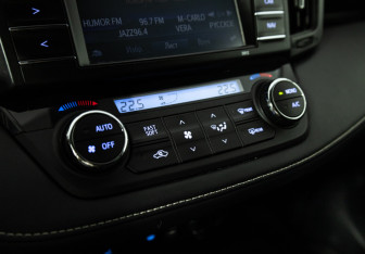 Подержанный автомобиль Toyota RAV4 2016 года (18 фото)