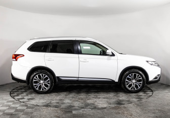 Подержанный автомобиль Mitsubishi Outlander 2018 года (4 фото)