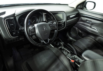 Подержанный автомобиль Mitsubishi Outlander 2019 года (11 фото)