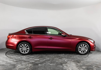 Подержанный автомобиль Infiniti Q50 2016 года (6 фото)