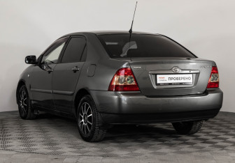 Подержанный автомобиль Toyota Corolla Sedan 2005 года (7 фото)