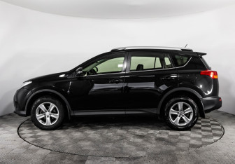 Подержанный автомобиль Toyota RAV4 2014 года (8 фото)