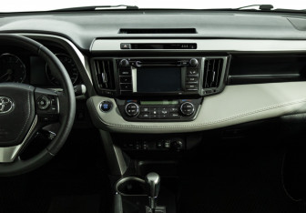 Подержанный автомобиль Toyota RAV4 2016 года (14 фото)