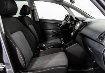 Подержанный автомобиль Kia Venga 2012 года (17 фото)