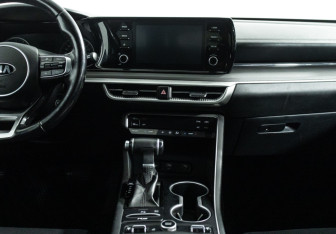 Подержанный автомобиль Kia K5 2021 года (14 фото)