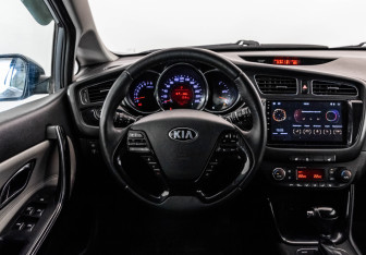 Подержанный автомобиль Kia Ceed Hatchback 2015 года (12 фото)