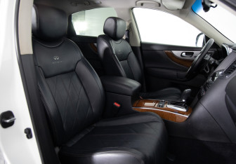 Подержанный автомобиль Infiniti QX70 2013 года (11 фото)