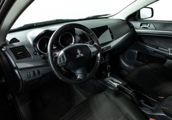 Подержанный автомобиль Mitsubishi Lancer Sedan 2012 года (11 фото)