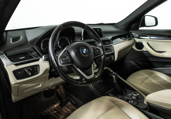 Подержанный автомобиль BMW X1 2018 года (11 фото)