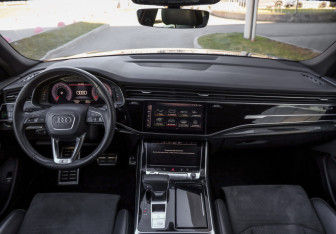 Подержанный автомобиль Audi Q8 2019 года (10 фото)