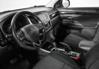 Подержанный автомобиль Mitsubishi Outlander 2019 года (9 фото)