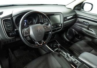 Подержанный автомобиль Mitsubishi Outlander 2022 года (11 фото)