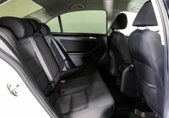 Подержанный автомобиль Volkswagen Jetta Sedan 2016 года (22 фото)