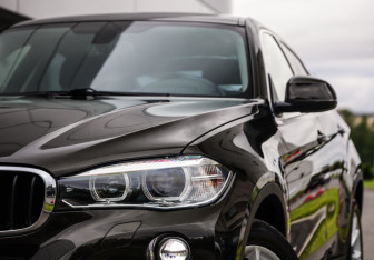 Подержанный автомобиль BMW X6 2015 года (2 фото)