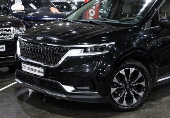 Подержанный автомобиль Kia Carnival 2020 года (2 фото)