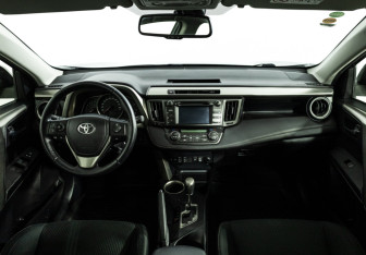 Подержанный автомобиль Toyota RAV4 2013 года (13 фото)