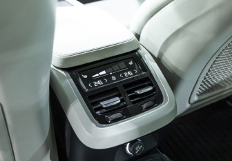 Подержанный автомобиль Volvo V90 Cross Country 2019 года (18 фото)