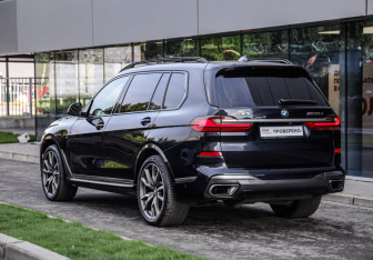 Подержанный автомобиль BMW X7 2019 года (8 фото)