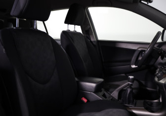 Подержанный автомобиль Toyota RAV4 2012 года (12 фото)