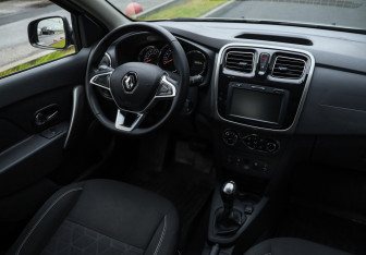 Подержанный автомобиль Renault Sandero 2020 года (10 фото)