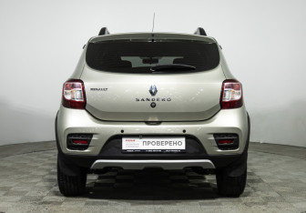 Подержанный автомобиль Renault Sandero 2015 года (6 фото)