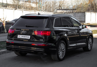 Подержанный автомобиль Audi Q7 2015 года (5 фото)
