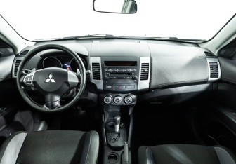 Подержанный автомобиль Mitsubishi Outlander 2010 года (13 фото)