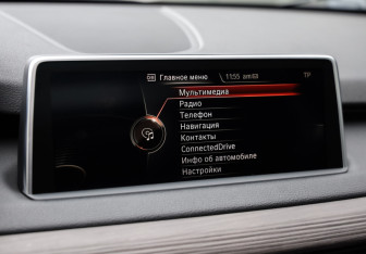 Подержанный автомобиль BMW X5 2015 года (17 фото)