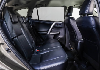 Подержанный автомобиль Toyota RAV4 2017 года (22 фото)