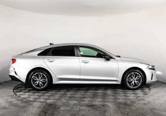 Подержанный автомобиль Kia K5 2021 года (5 фото)