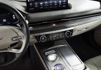 Подержанный автомобиль Genesis G80 2021 года (16 фото)