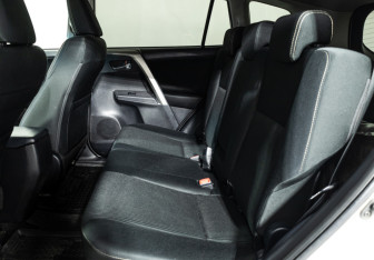 Подержанный автомобиль Toyota RAV4 2014 года (10 фото)