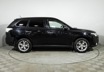 Подержанный автомобиль Mitsubishi Outlander 2013 года (4 фото)