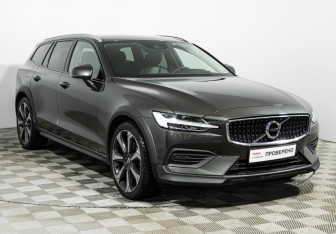 Подержанный автомобиль Volvo V60 Cross Country 2019 года (3 фото)