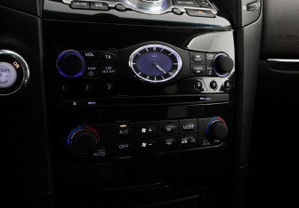 Подержанный автомобиль Infiniti QX70 2015 года (15 фото)