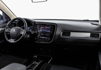 Подержанный автомобиль Mitsubishi Outlander 2018 года (9 фото)