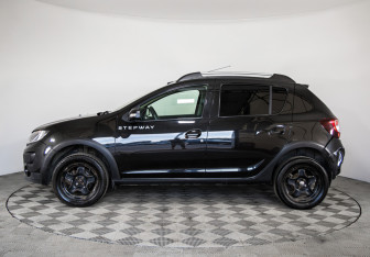 Подержанный автомобиль Renault Sandero 2015 года (8 фото)