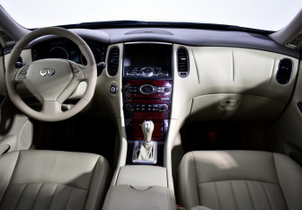 Подержанный автомобиль Infiniti QX50 2015 года (15 фото)