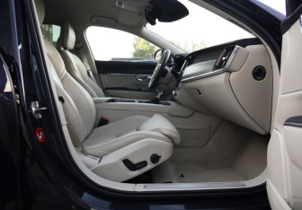 Подержанный автомобиль Volvo V90 Cross Country 2017 года (25 фото)