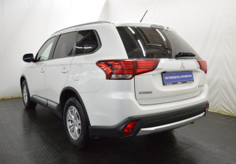 Подержанный автомобиль Mitsubishi Outlander 2015 года (7 фото)