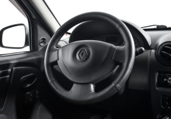 Подержанный автомобиль Renault Sandero 2012 года (15 фото)