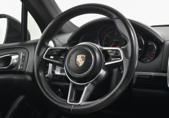 Подержанный автомобиль Porsche Cayenne 2015 года (14 фото)