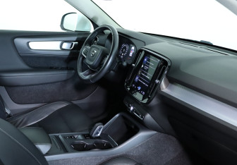 Подержанный автомобиль Volvo XC40 2019 года (11 фото)