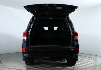 Подержанный автомобиль Toyota Land Cruiser Suv 2019 года (7 фото)