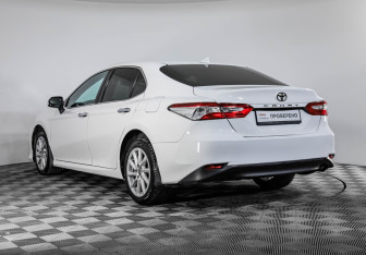 Подержанный автомобиль Toyota Camry Sedan 2021 года (7 фото)