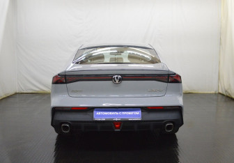 Подержанный автомобиль Changan UNI-V 2023 года (6 фото)