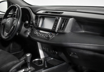 Подержанный автомобиль Toyota RAV4 2017 года (14 фото)