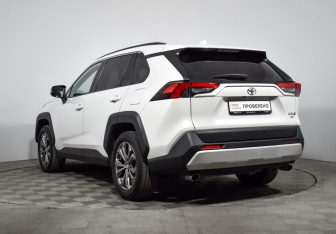 Подержанный автомобиль Toyota RAV4 2024 года (7 фото)