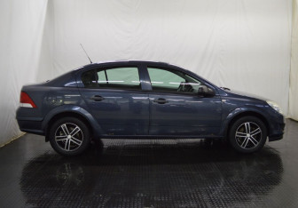 Подержанный автомобиль Opel Astra Sedan 2009 года (4 фото)